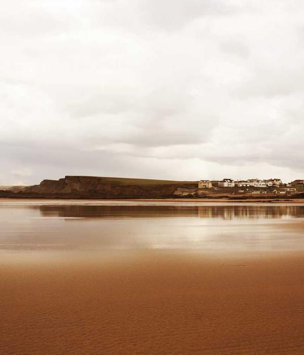 水彩画《湖畔晨雾》描绘清晨湖面的朦胧美