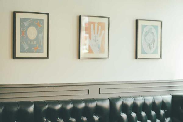 抽象画创作过程，展示色彩混合和笔触运用